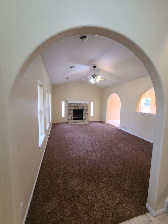 Building Photo - 4 BD House on large lot with 4+ car garage...