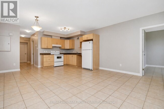 Building Photo - 1170a S Russell Rd