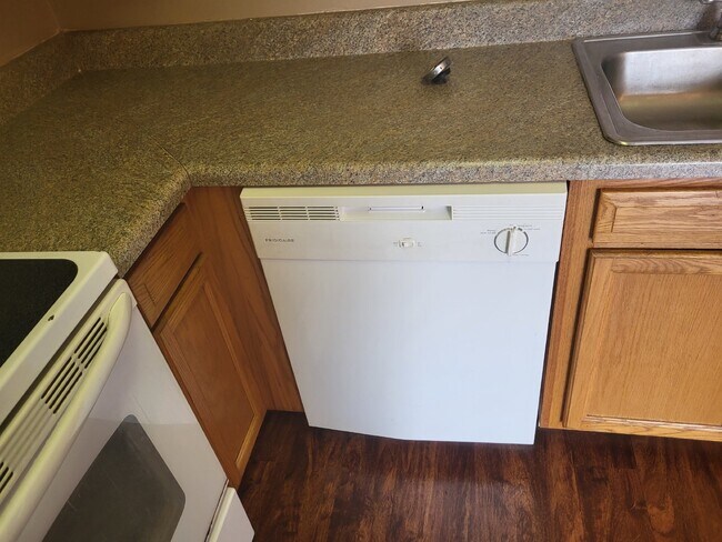 Building Photo - 2 Bedroom 1.5 ba Townhome in Goose Creek