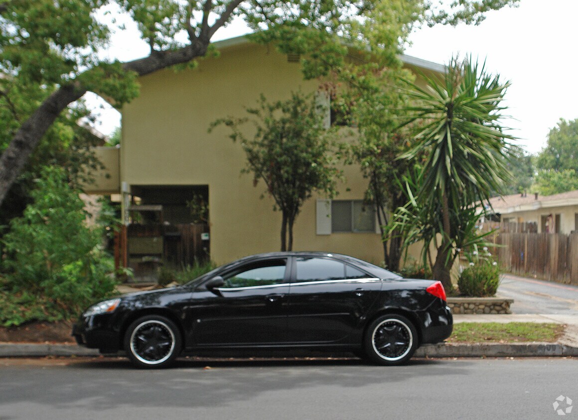 Foto del edificio - 100 N Grand Oaks Ave
