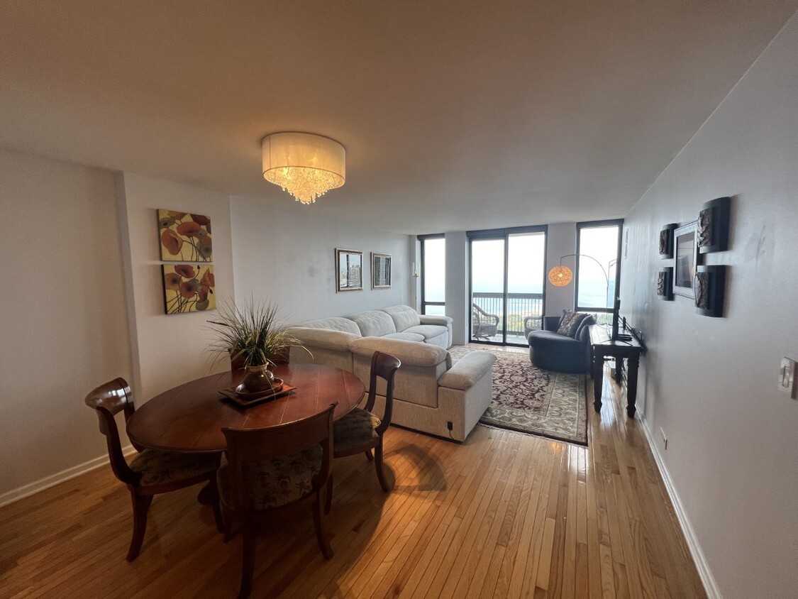 Foto principal - 1660 N La Salle Dr