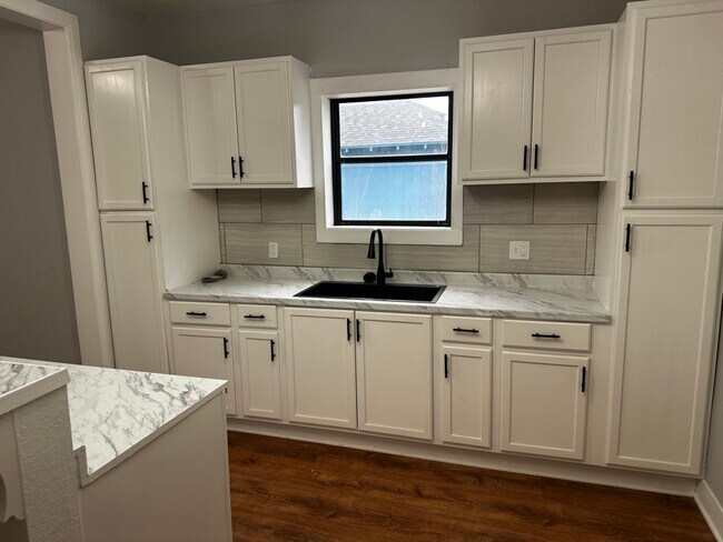 Foto del edificio - 2412 Summer Ave