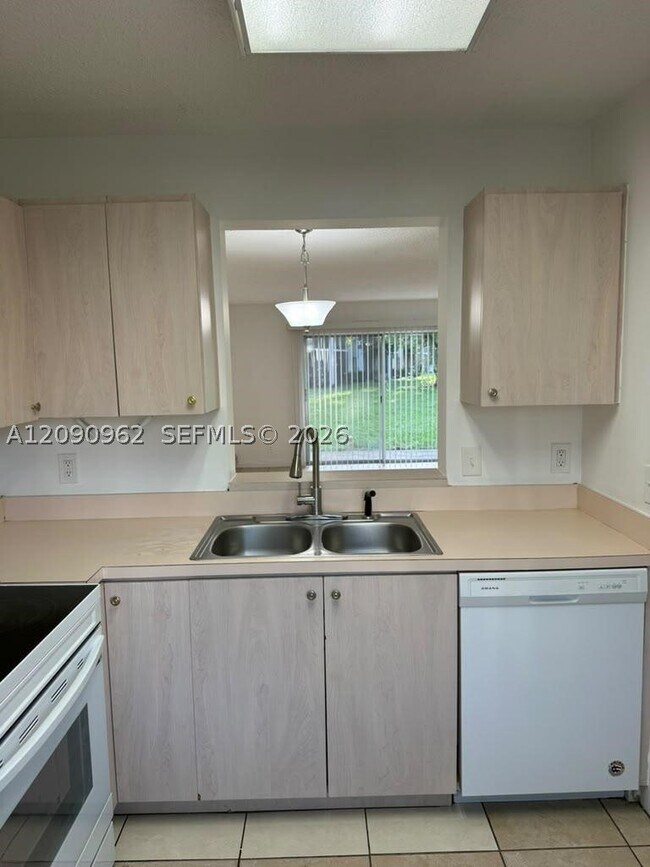 Foto del edificio - 8740 N Sherman Cir