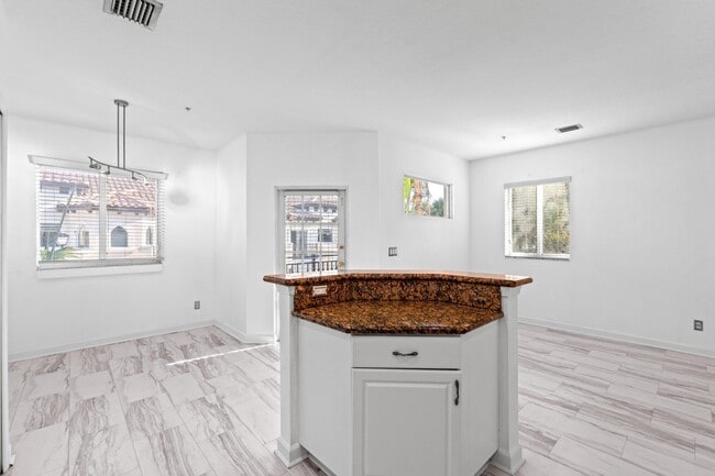 Foto del edificio - 1200 Coastal Bay Blvd