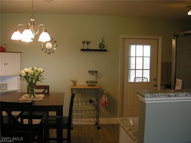 Foto del edificio - 3432 Sacramento Way