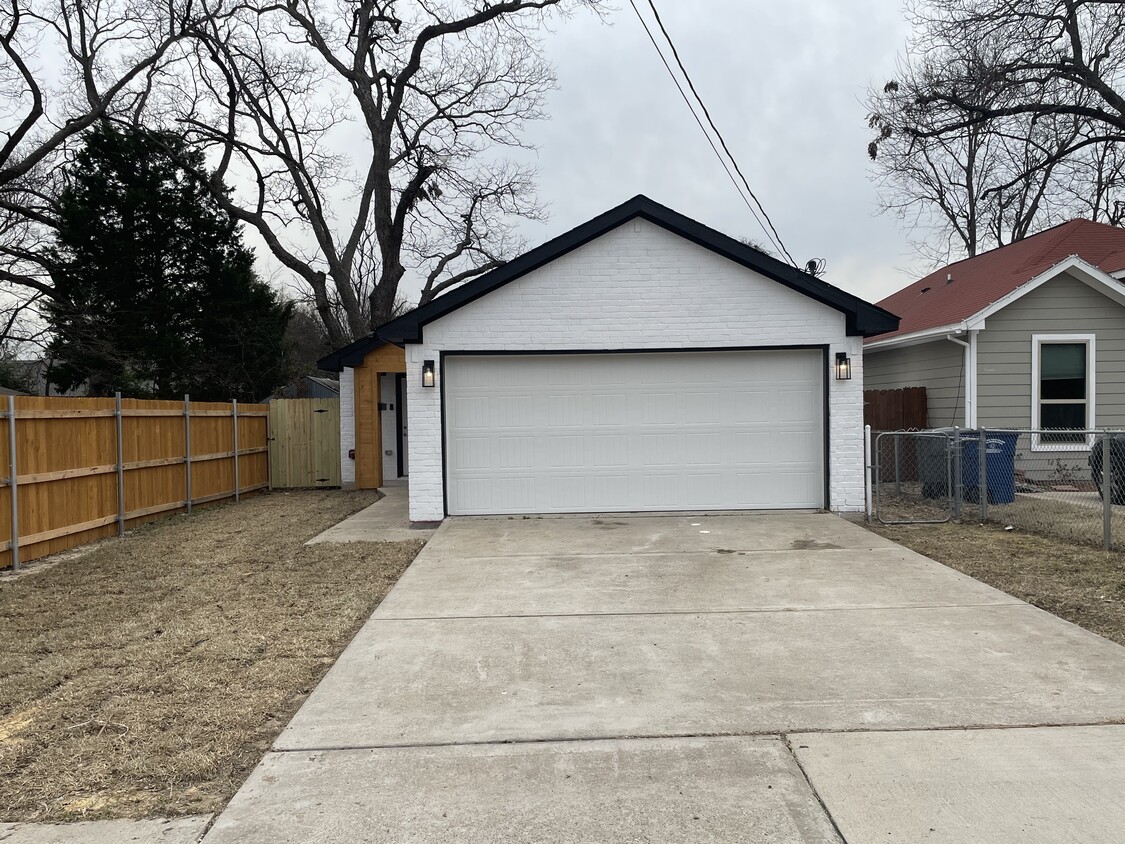 Primary Photo - 3923 Diamond Ave