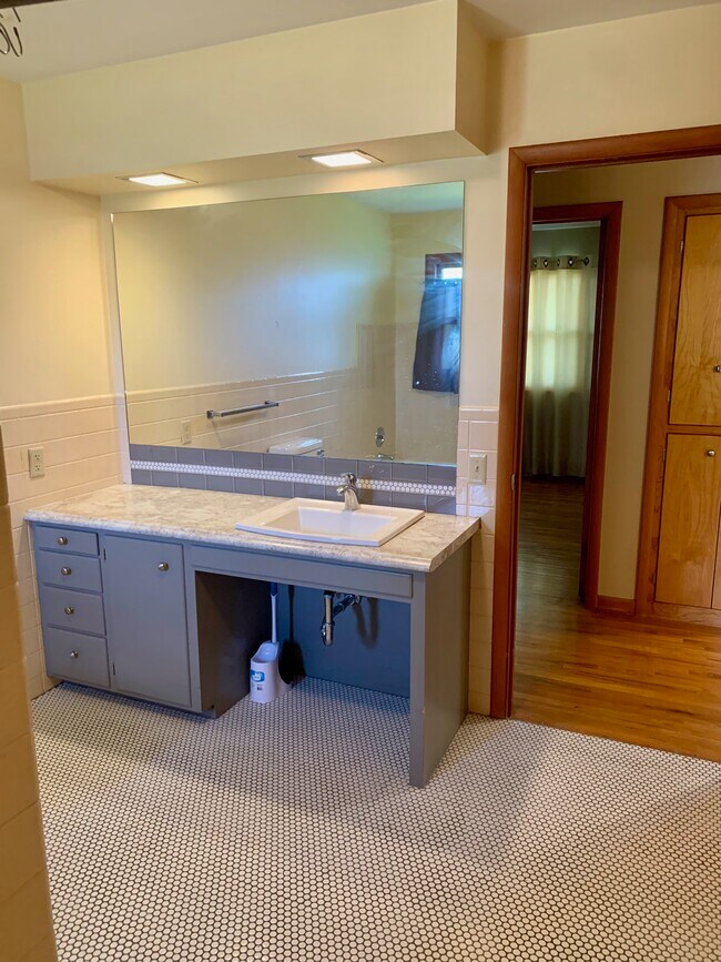 Baño principal - 2304 N Sycamore St
