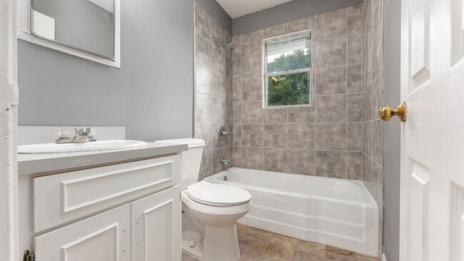 Building Photo - Centrally Located 2 bedroom 1 bathroom!!