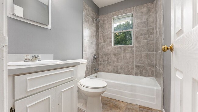 Foto del edificio - Centrally Located 2 bedroom 1 bathroom!!