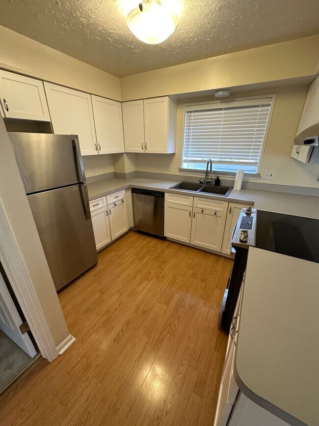 Building Photo - 2 Bedroom 1 Bath
