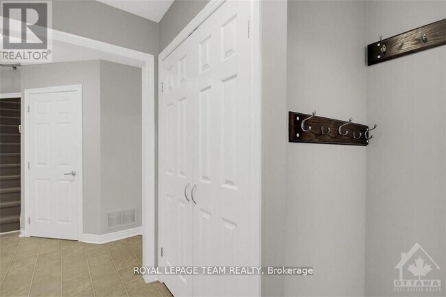 Photo du bâtiment - 914 Messor Cres