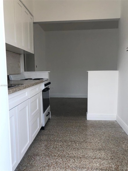 Building Photo - 2830 SW 38th Ct