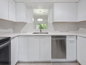 Building Photo - 2212 S Cypress Bend Dr