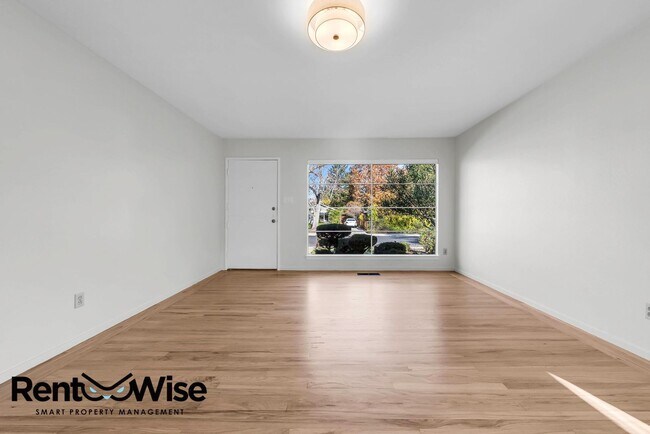 Building Photo - Present PM-Midtown Palo Alto Beauty-New Floors-Remodeled Bathrooms-Big Yard