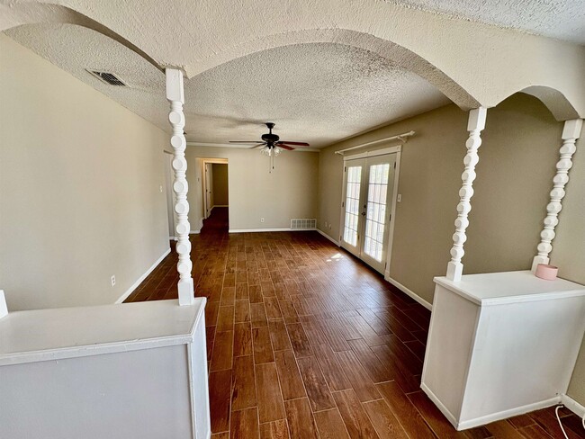 Building Photo - 102 Jaimie Way