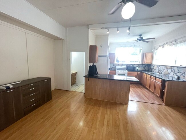 Building Photo - 6 month lease-1 bed, 1 bath unit in Kapahulu!