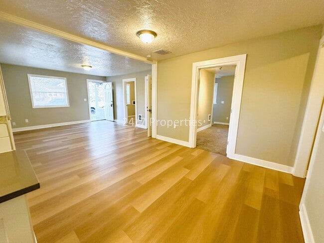 Building Photo - Charming 2 BD | 2 BA Home with A/C in Salem