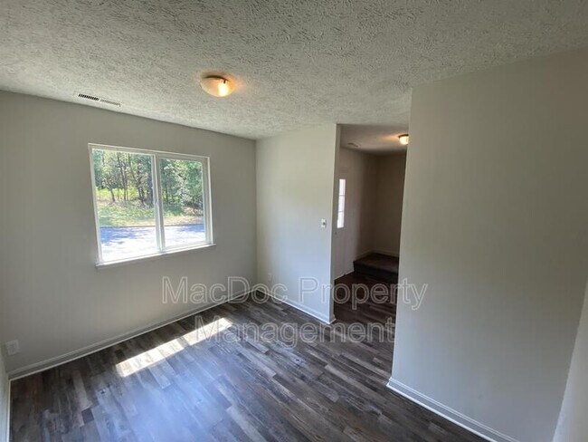 Building Photo - 123 Oak Dr