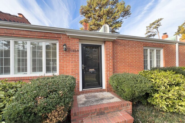 Building Photo - Charming one-level brick condo in the hear...