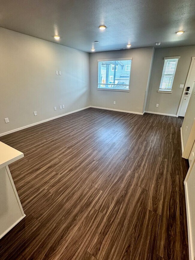 Foto del edificio - Brand-New 3-Bedroom End-Unit Townhome in Woodburn