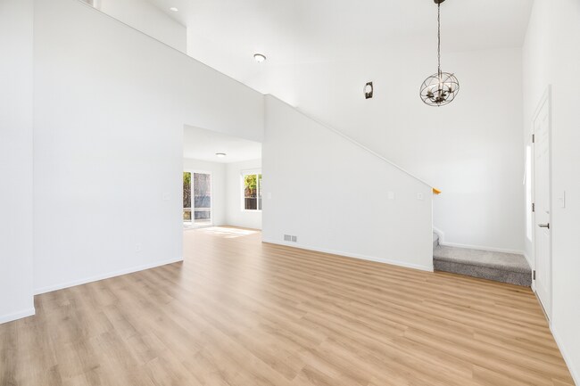 Foto del edificio - 2 bed/ 2.5 bath duplex in established neighborhood with corner lot
