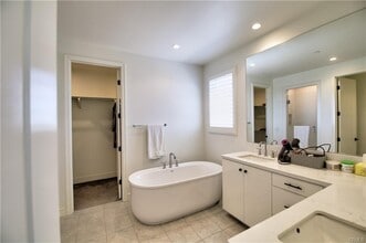 Building Photo - 104 Winnett