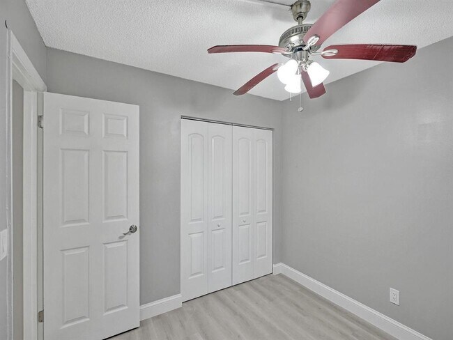 Foto del edificio - 821 NW 103rd Ter