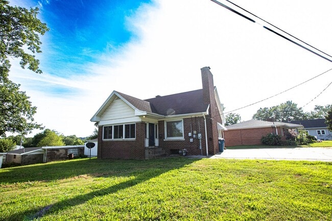Building Photo - Coming Soon 3 Bedroom Westside House