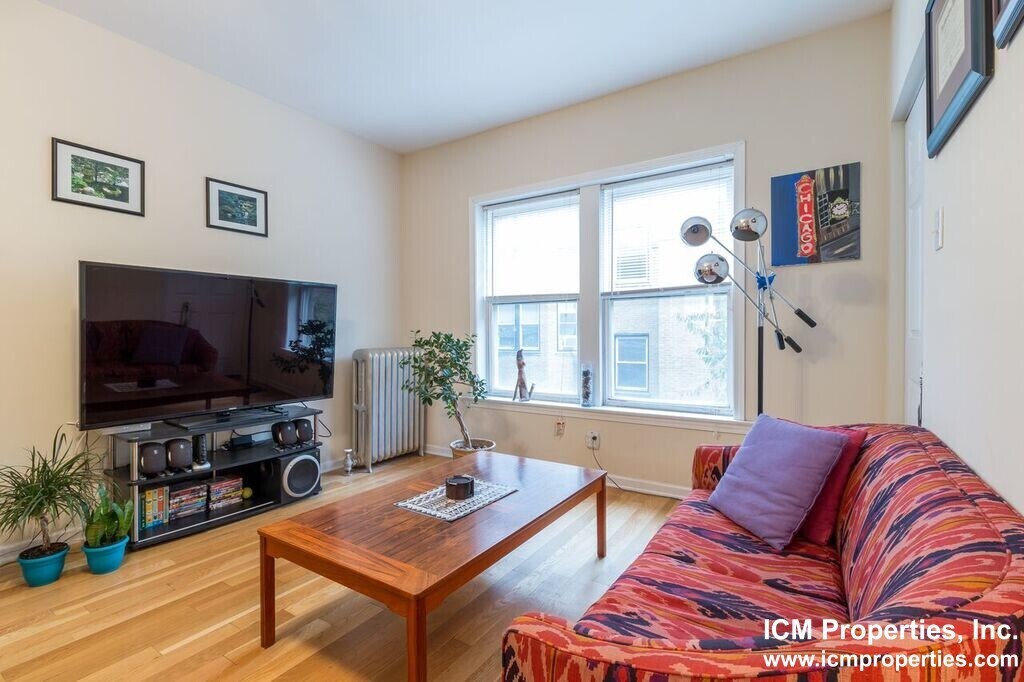 Foto principal - 3928 N Pine Grove Ave