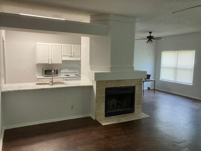Building Photo - 7435 Longing Trl