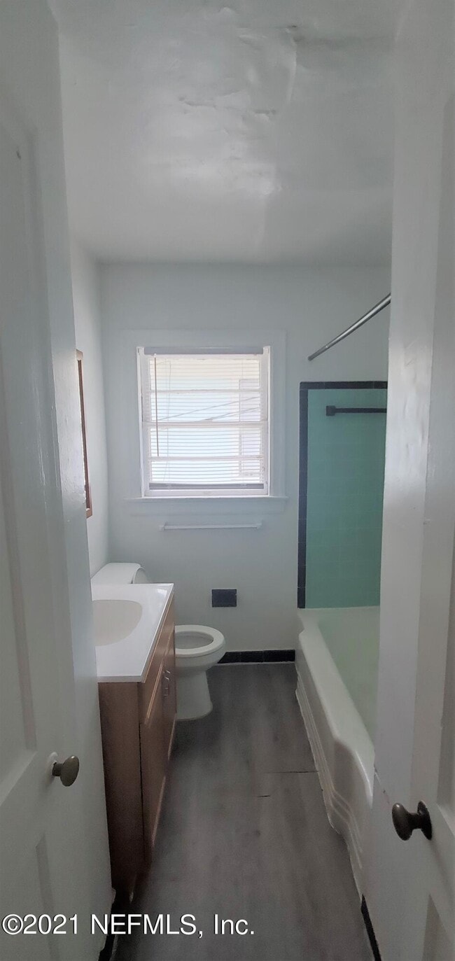 Building Photo - 2050 Dellwood Ave