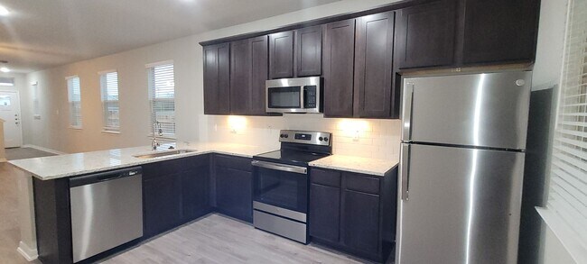 Building Photo - Gorgeous 3/2.5 on cul-de-sac in Cibolo with primary bedroom downstairs.