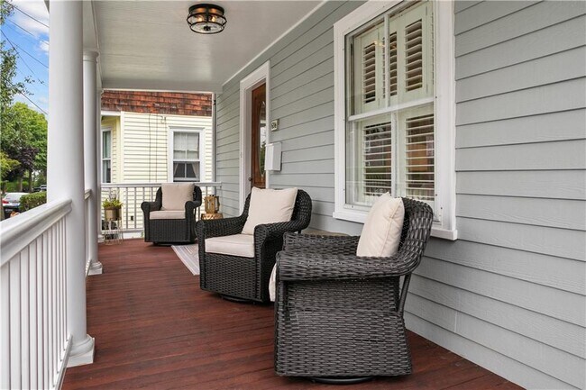 Building Photo - 68 1/2-62 Roseneath Ave