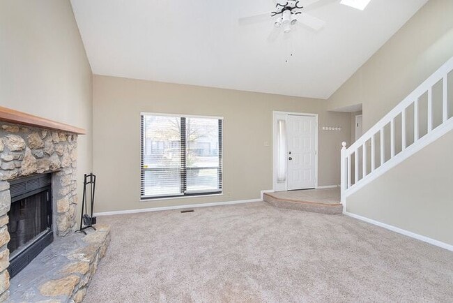 Building Photo - 2 Bed Condo Nearly 1300 square feet in cha...