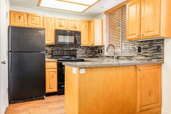 Building Photo - Pinebrook Condo Near Bus Line