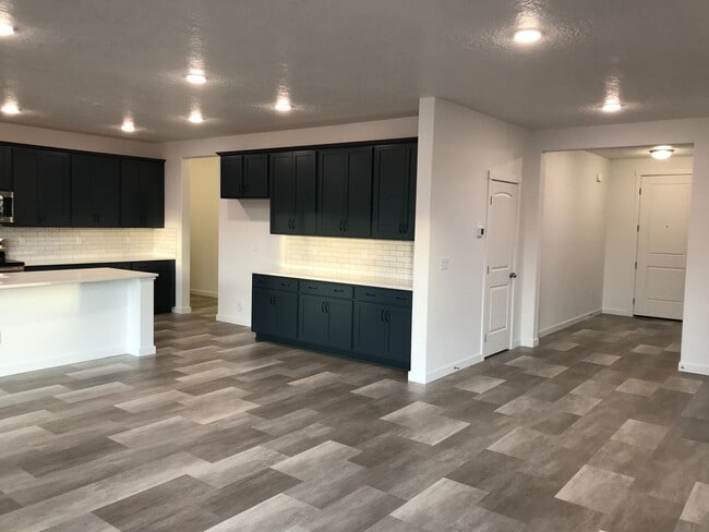 Building Photo - Spacious home in Quiet Neighborhood