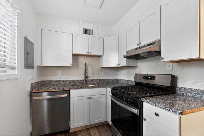 Building Photo - 2520 Peachwood Cir NE