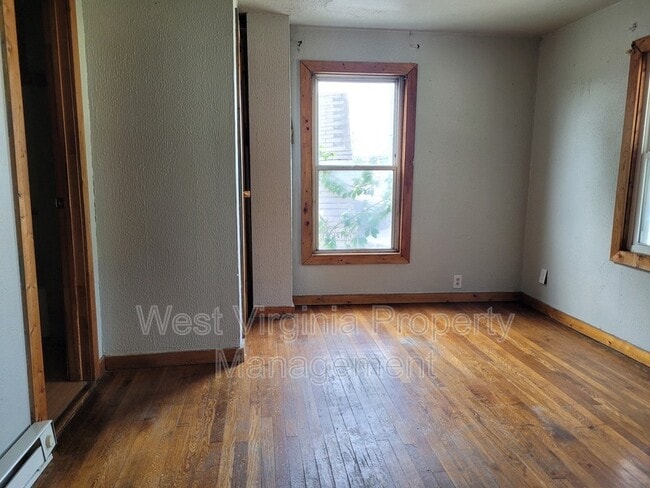 Building Photo - 606 21st St W