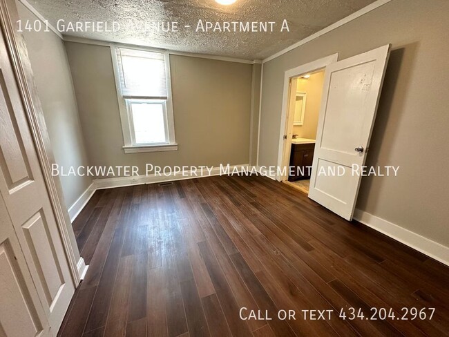 Building Photo - Move In Special! 1/2 First Full Months Ren...