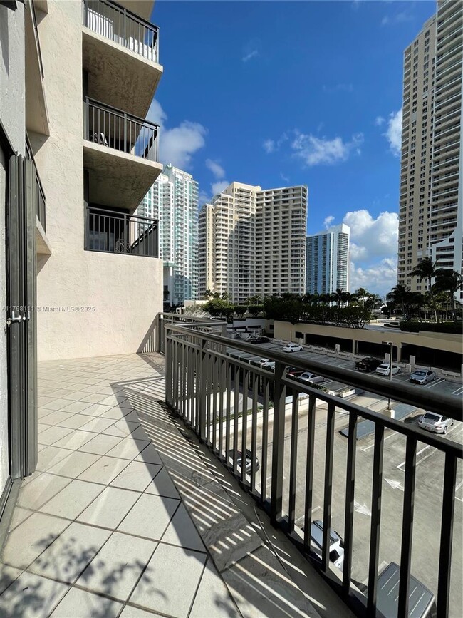 Building Photo - 540 Brickell Key Dr