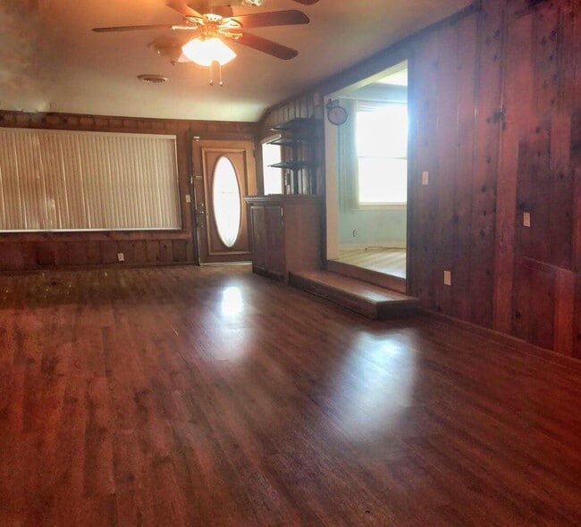 Building Photo - 244 Greenbrier Dr NE