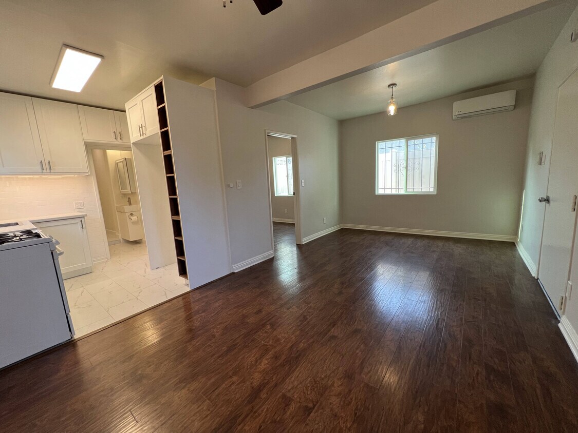 Primary Photo - 1100 N Griffith Park Dr