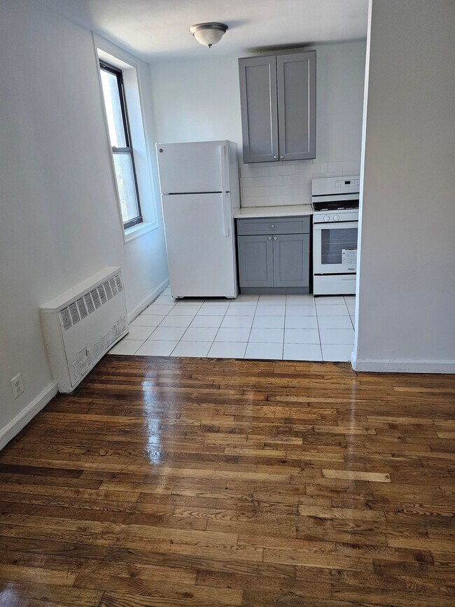 Foto del edificio - 84-16 Elmhurst Ave