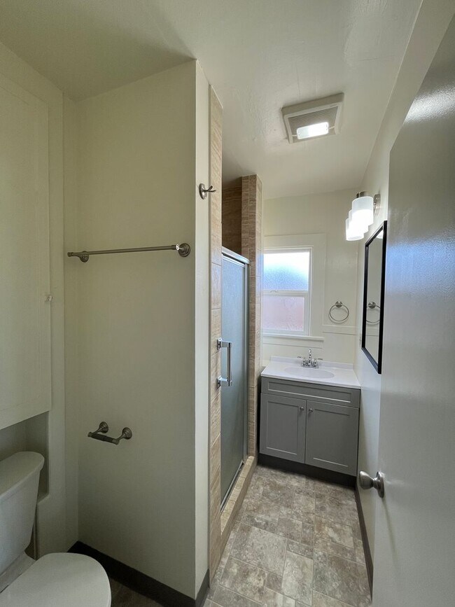 Building Photo - 3/1 Cozy Home with Garage and New Updates!