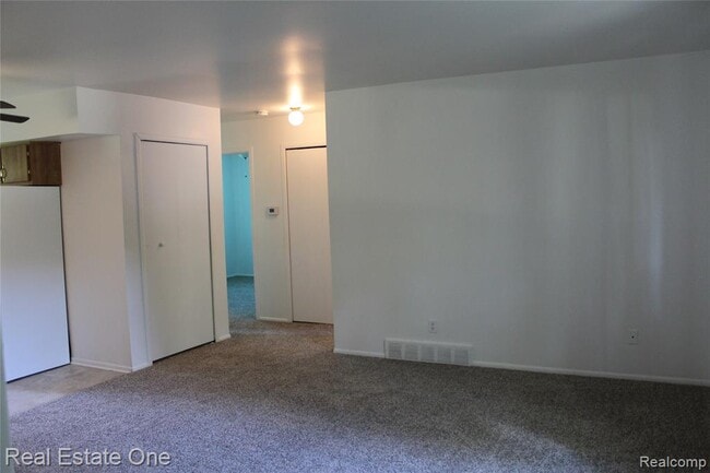 Building Photo - 37 /39 Maplecrest Dr