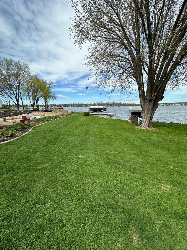 Foto principal - Single Family on Okauchee Lake!