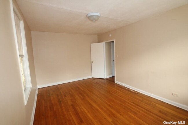 Building Photo - 142-35 84th Dr