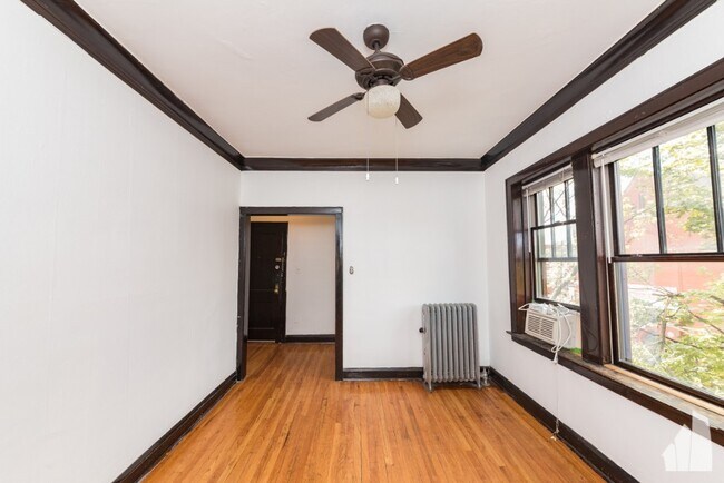 Building Photo - 1005 N Hoyne Ave