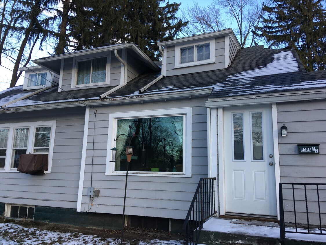 Cozy 1 bedroom apartment on second floor of house. - 5055 Golden Rd