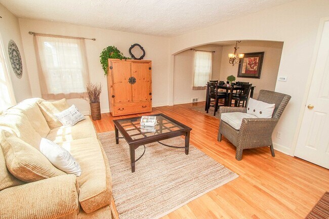 Spacious LR - 1702 E Menlo Blvd